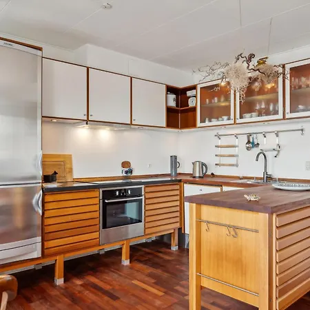 Lovely And Spacious Two-level With Balcony, Elevator And Private Parking Just Steps From Ebeltofts Charming Pedestrian Streets, Cafes, Σπίτι διακοπών Ebeltoft